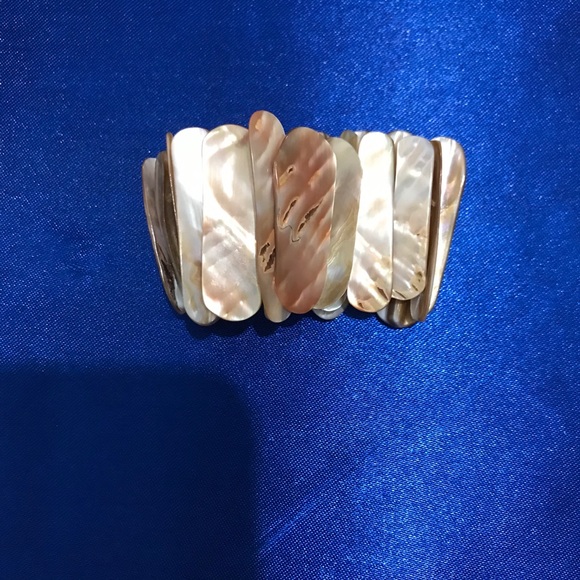 Stretchy coral bracelet - Picture 1 of 3